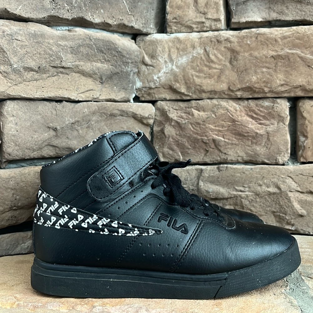Fila High Top Basketball Shoes / Black &‎ White / SZ 4.5